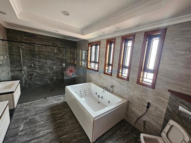 6 bedroom Townhouse For Sale Off James Gichuru Road Near Lavington Green Shopping Mall. Nairobi - 12