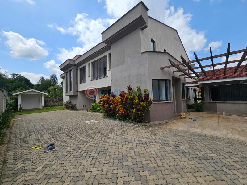 6 bedroom Townhouse For Sale Off James Gichuru Road Near Lavington Green Shopping Mall. Nairobi - 1