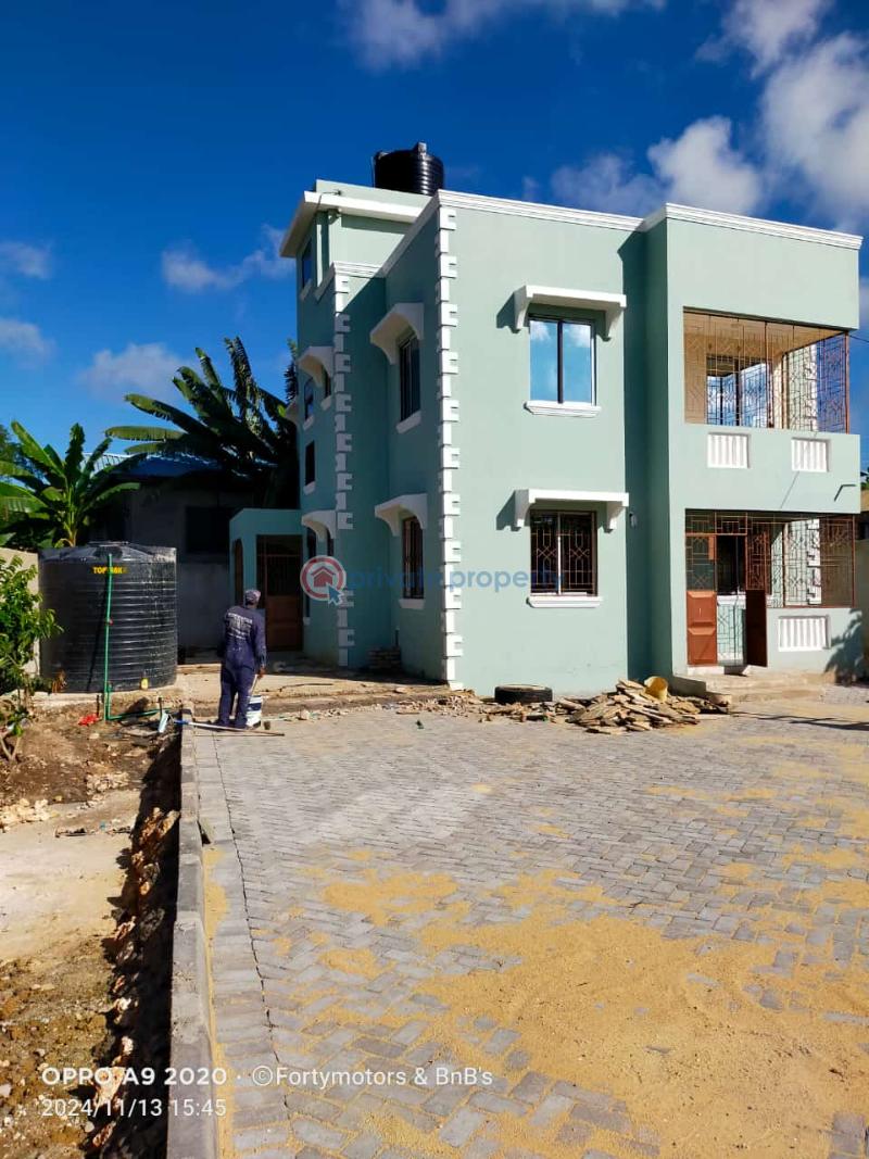 5 bedroom House For Sale Bamburi Kiembeni Ugatuzi mtambo Road Bamburi Mombasa - 1